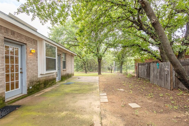 view of yard featuring a patio area