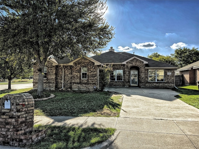 single story home featuring a front lawn