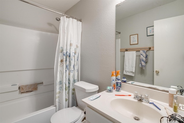 full bathroom featuring shower / tub combo with curtain, vanity, and toilet