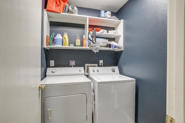 laundry area featuring a textured ceiling and independent washer and dryer