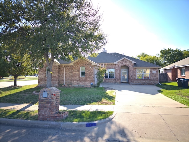 single story home with a front lawn