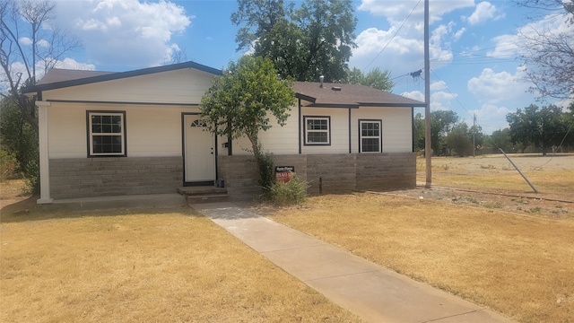 view of front of house with a front yard