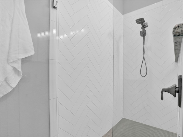 details featuring a tile shower