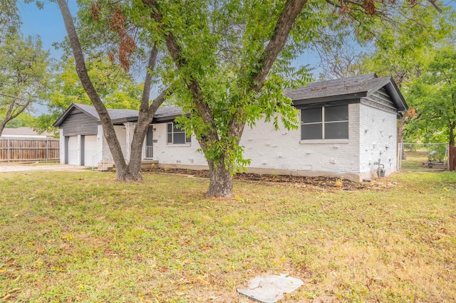 view of front of home featuring a garage and a front yard