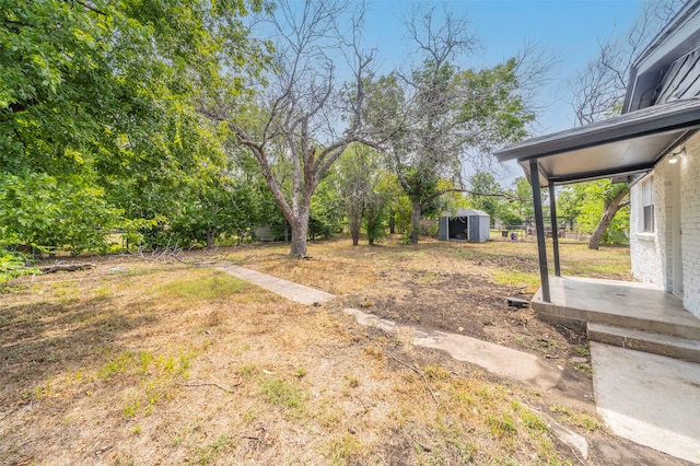 view of yard featuring a storage shed