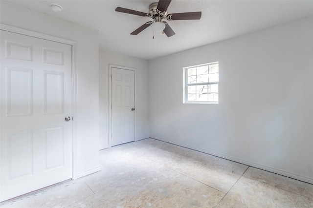 unfurnished bedroom featuring ceiling fan and a closet