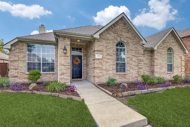 view of front of property featuring a front lawn