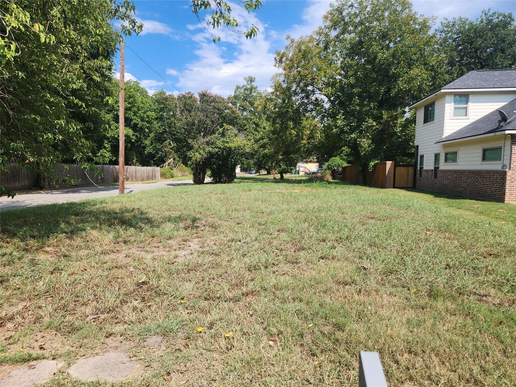 1303 S Walnut St, Sherman, TX 75090