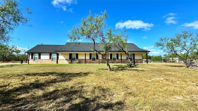 view of front of house featuring a front yard