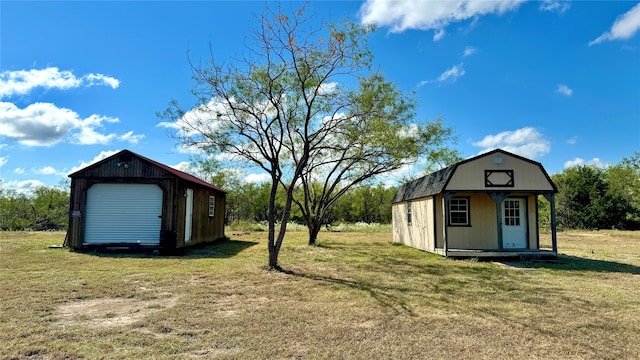 view of yard featuring a garage and an outdoor structure