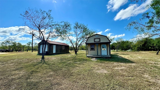 view of yard featuring a shed