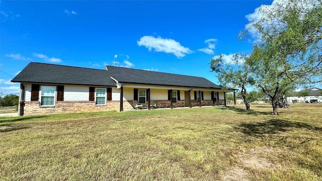 view of front of house featuring a front lawn