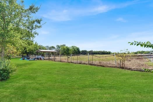 view of yard featuring a rural view