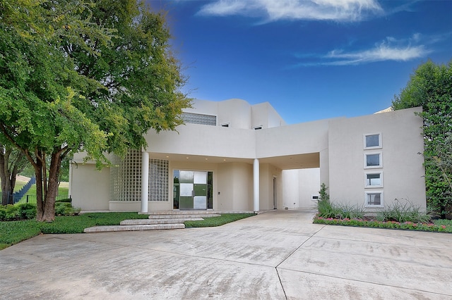 view of front of property featuring a carport