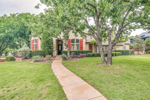 view of front of home featuring a front lawn