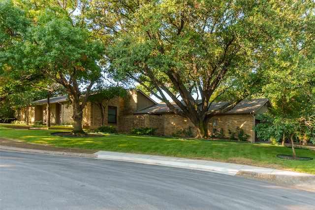 ranch-style house featuring a front lawn