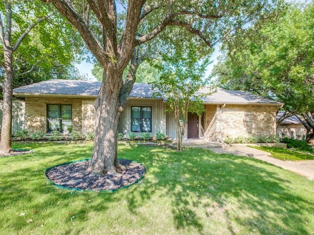 10807 Dove Brook Cir, Dallas, TX 75230 - ranch-style home featuring a front lawn and brick siding
