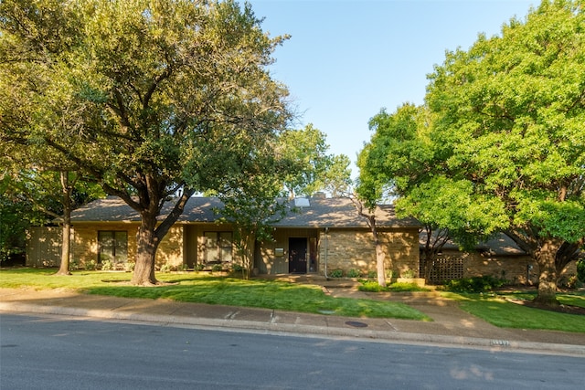 view of front of home featuring a front lawn