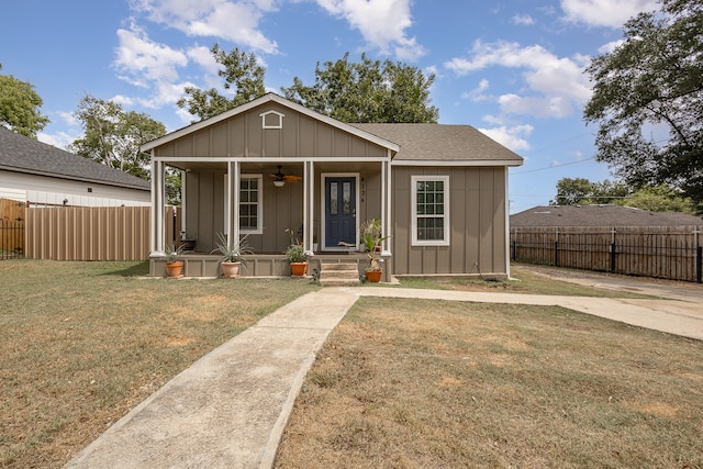 view of front of house with a porch, a front lawn, and ceiling fan