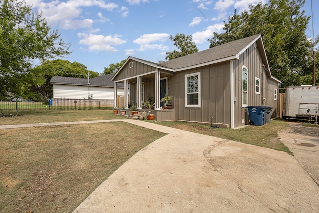 view of front facade with a front lawn