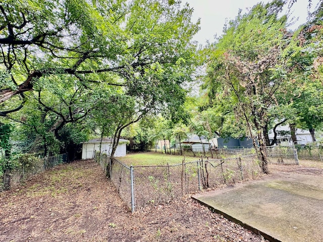 view of yard featuring a storage unit