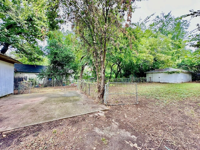 view of yard featuring an outdoor structure