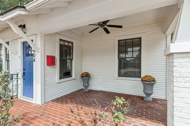 property entrance featuring ceiling fan