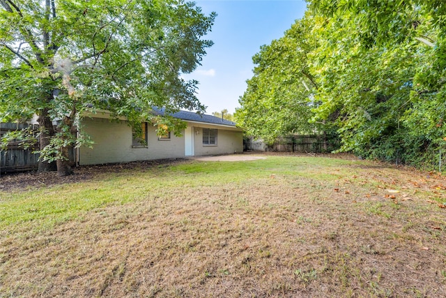 view of yard featuring a patio