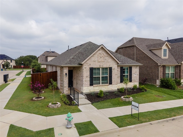 view of front of property featuring a front yard