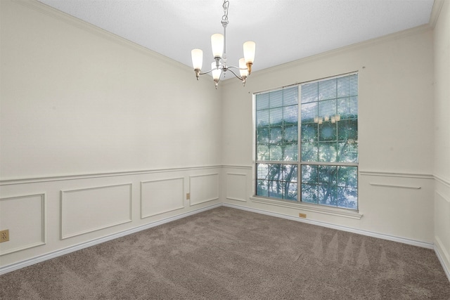 unfurnished room featuring carpet, crown molding, and a chandelier