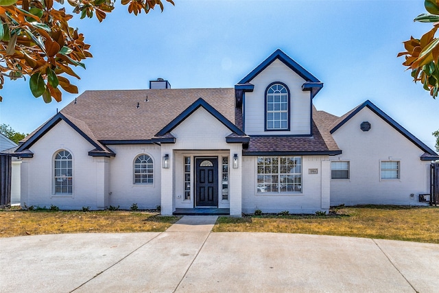 view of front of property with a front lawn