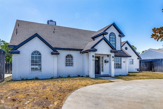 view of front of property featuring a front yard