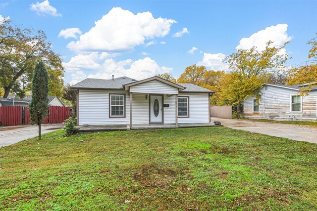 ranch-style house featuring covered porch and a front yard