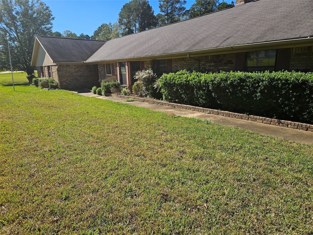 view of front of house featuring a front yard