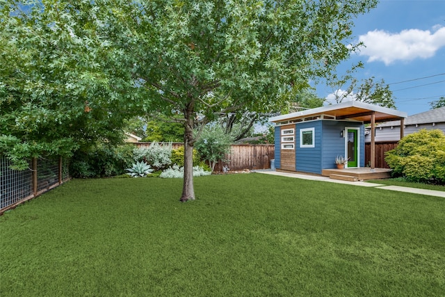 view of yard with an outbuilding