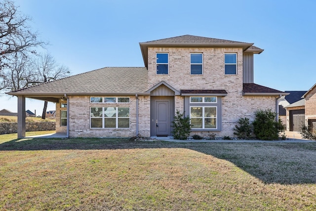 view of front facade featuring a front lawn