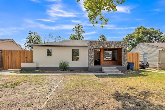 view of front of home featuring a front lawn