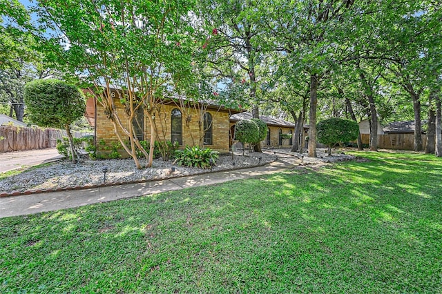 view of front of home featuring a front lawn