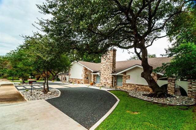 view of front facade with a front lawn