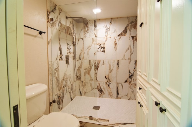 bathroom featuring toilet and tiled shower