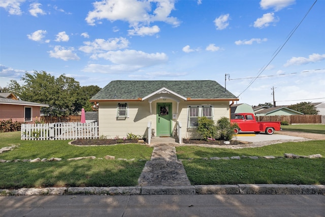 view of front of property featuring a front lawn