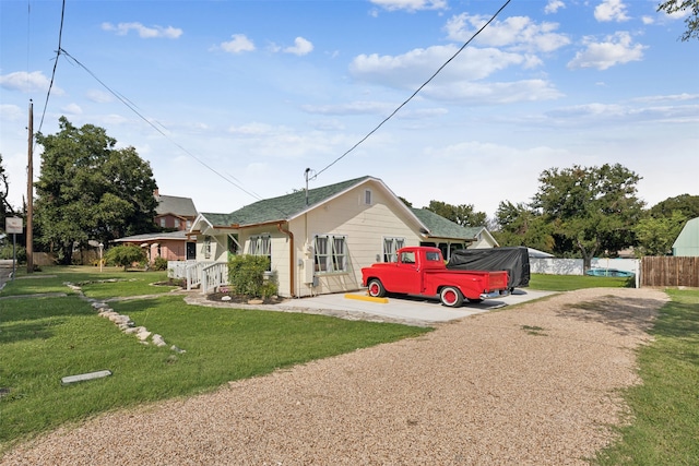 view of front of house featuring a front lawn