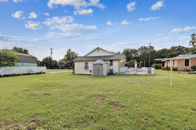 view of yard featuring a storage shed