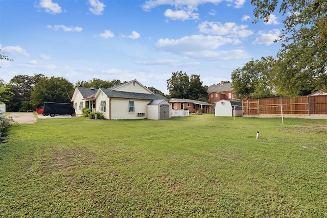 view of yard featuring a shed