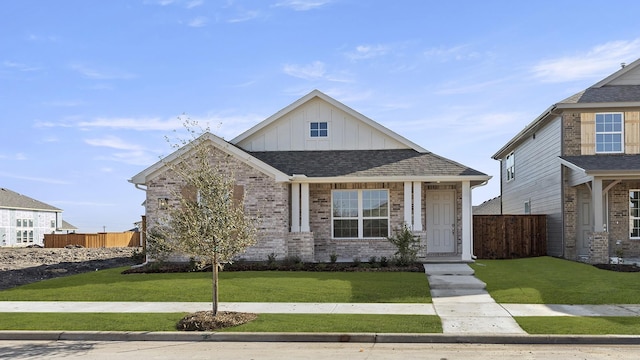 view of front facade featuring a front yard