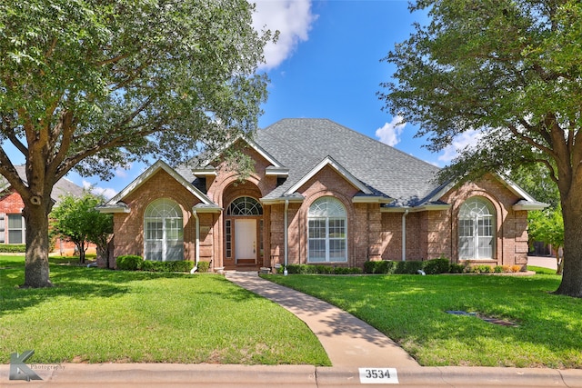 view of front of house featuring a front yard