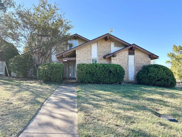 view of front of home featuring a front yard