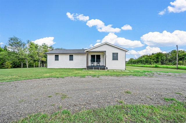 view of front of home featuring a front yard