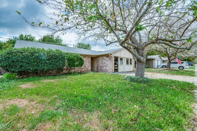 ranch-style home with a front yard