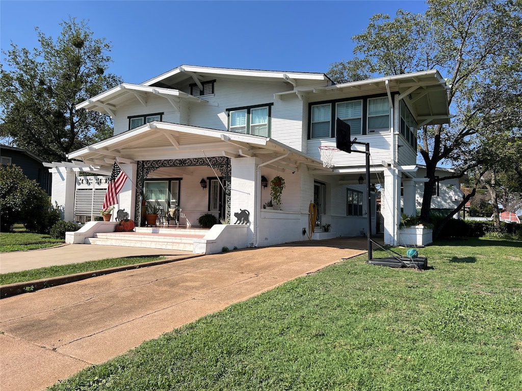 view of front of home with a front yard and covered porch